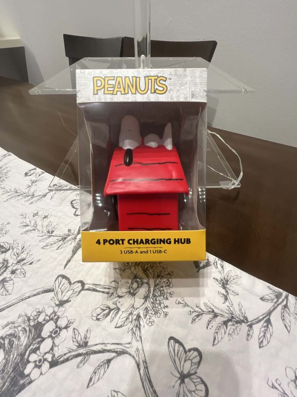 Peanuts Snoopy Dog House 4 Port Charging Hub (3 USB-A and 1 USB-C)